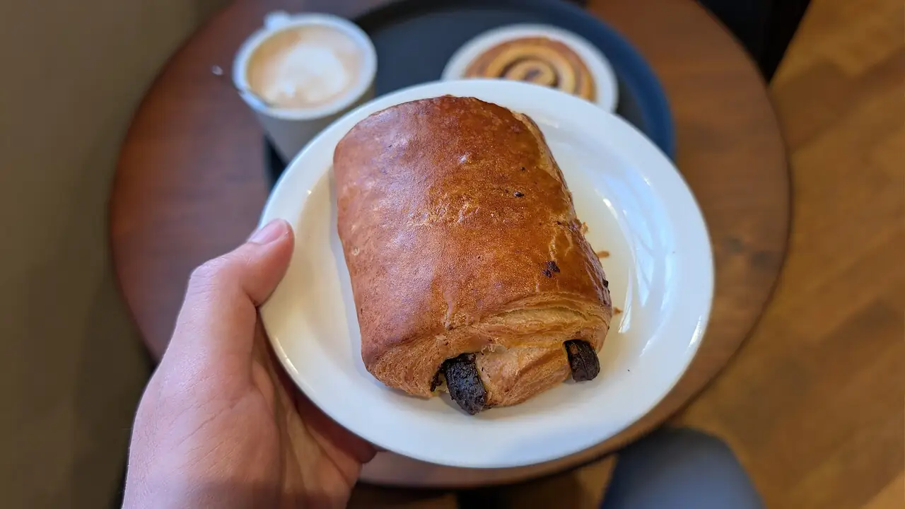 Pain au chocolat servi avec un café